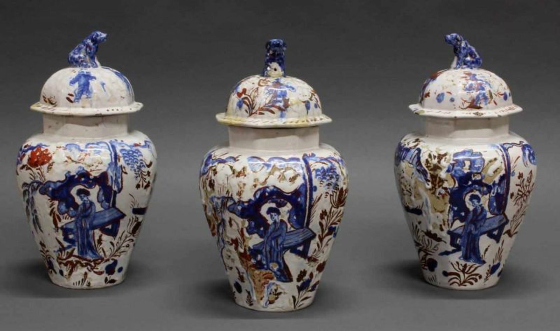 3 Deckelvasen, Fayence, Ansbach, um 1720, unregelmäßige Weißglasur, blauer Chinoiseriedekor,