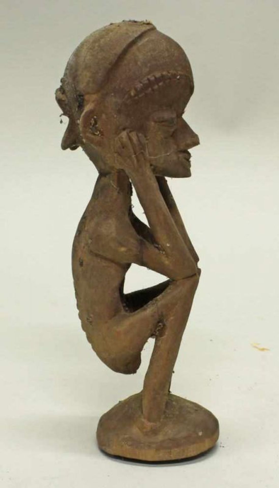 Hockende Figur, Chokwe, Zaïre, Afrika, authenisch, Holz, 16.5 cm hoch. Provenienz: Rheinische - Image 4 of 4