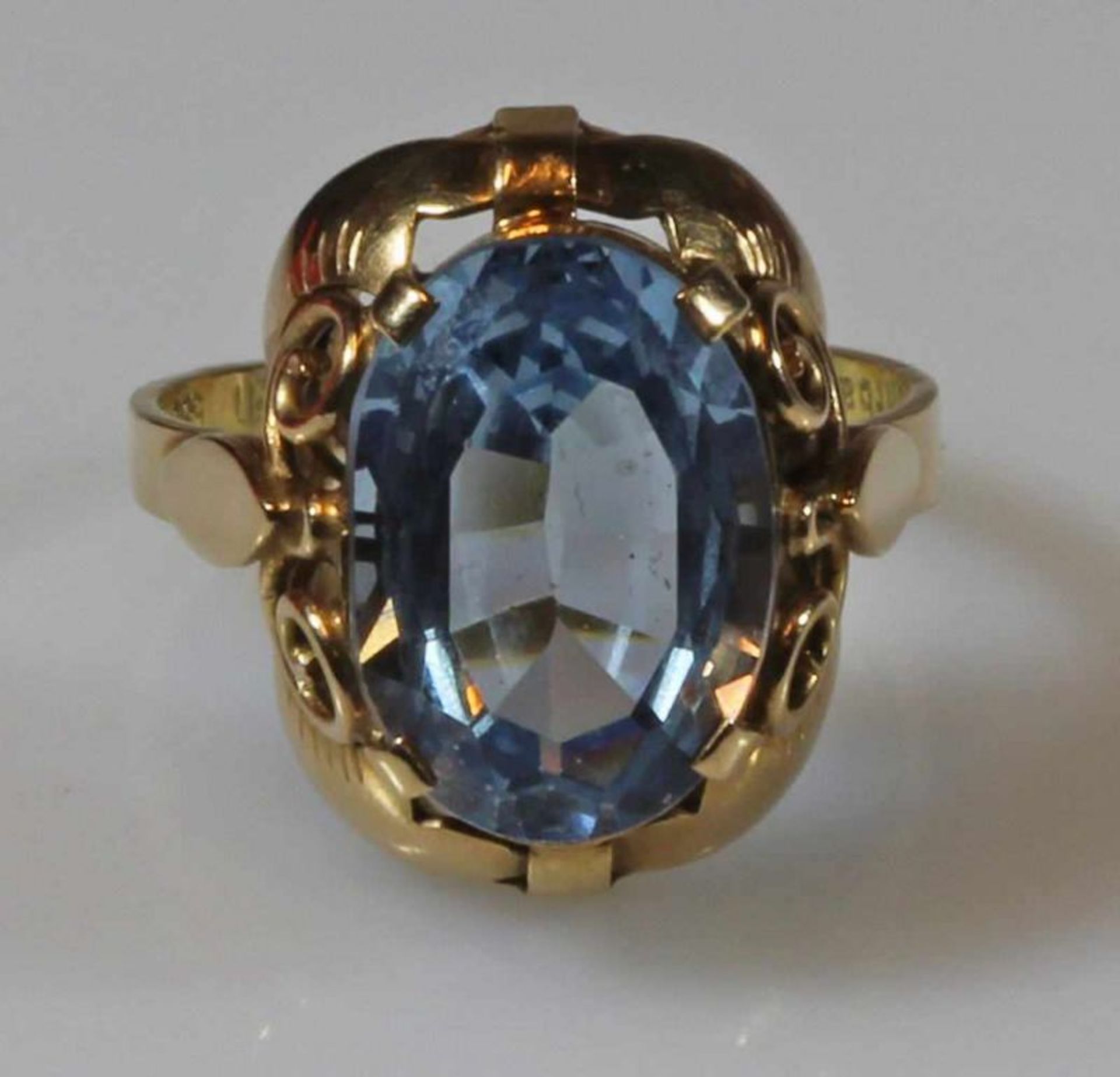 Ring, GG 585, 1 synthetischer Spinell, 4.7 g, RM 17.5 20.00 % buyer's premium on the hammer price