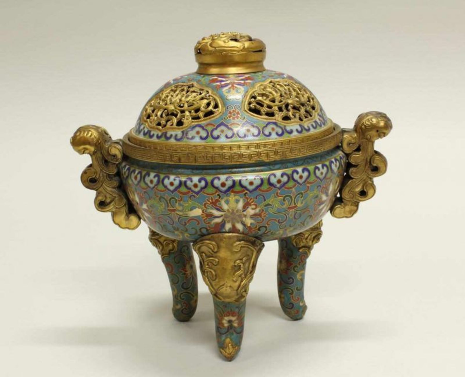 Weihrauchbrenner, China, 20. Jh., Messing, Cloisonné, polychrom, auf drei Füßen, 21 cm hoch, ein Fuß