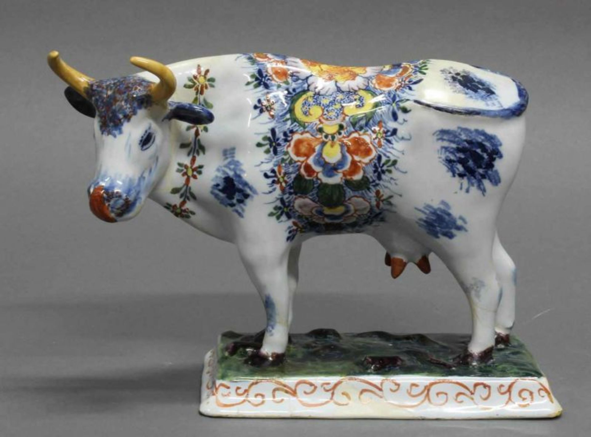 Fayencefigur, "Kuh", Delft, 19. Jh., Pseudo-Marke JdW, polychrom, 16 cm hoch, restauriert 20.00 %