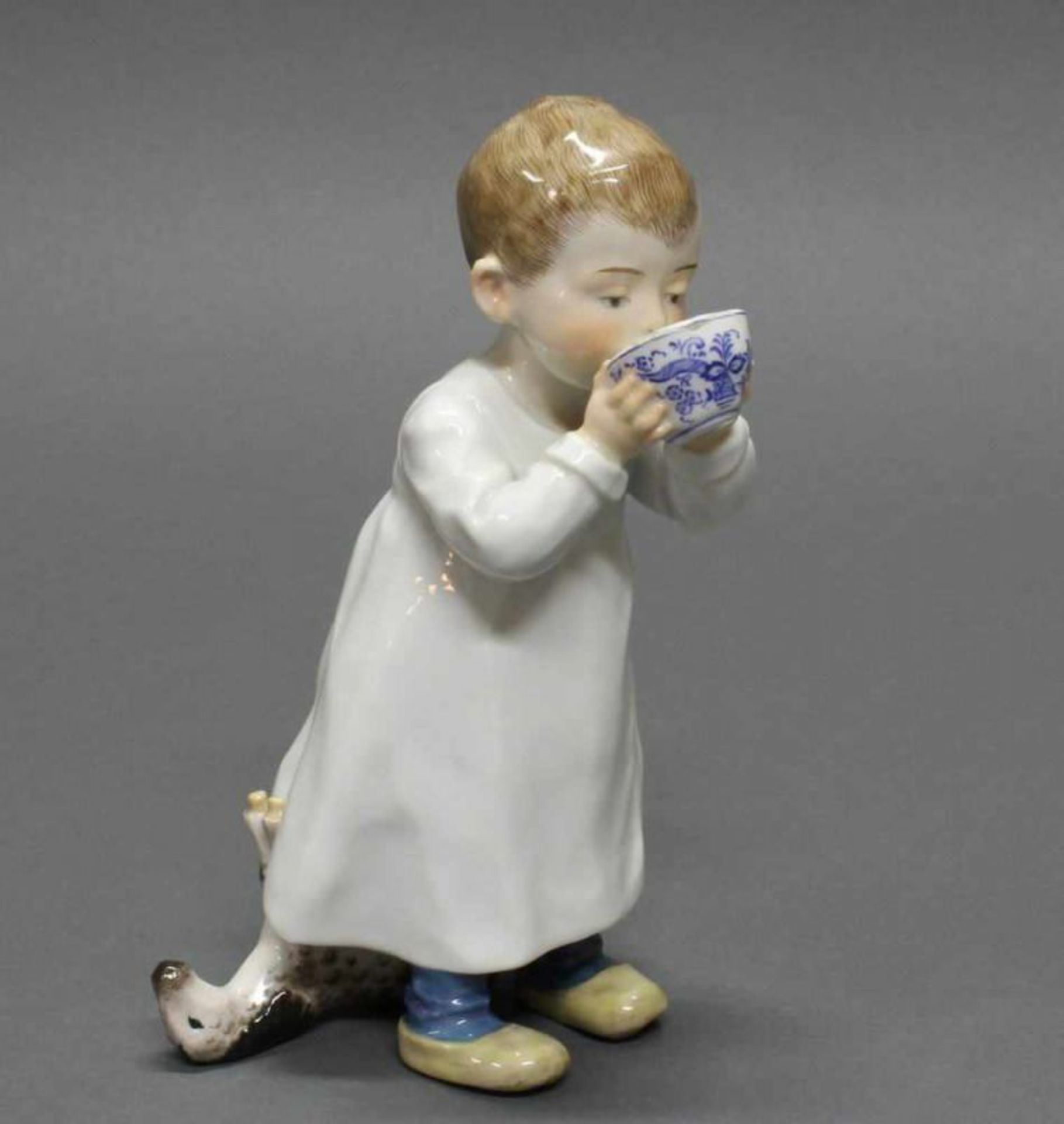 Porzellanfigur, "Kind aus einer Tasse trinkend", Meissen, Schwertermarke, 1905-1924, 1. Wahl,