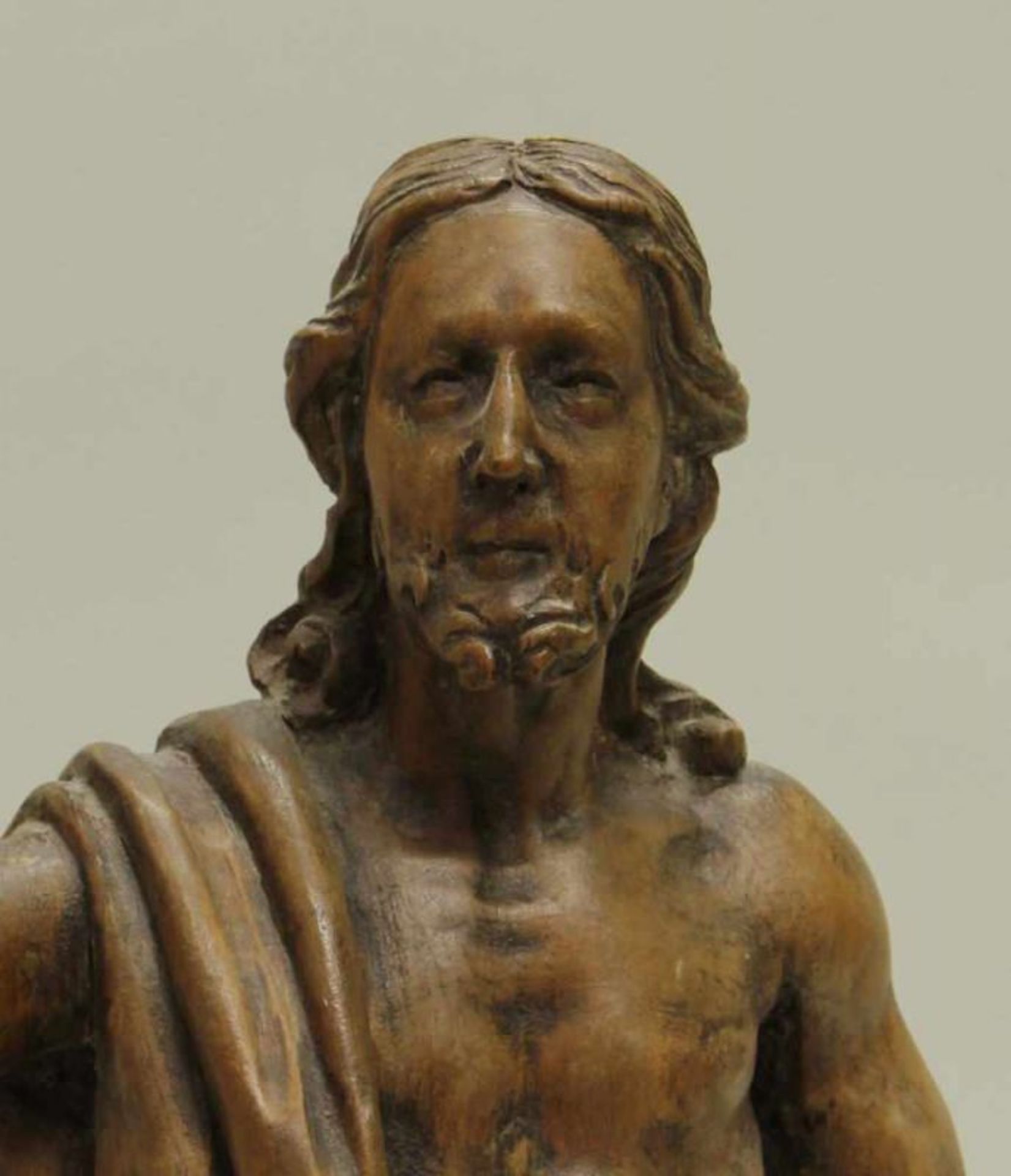 Skulptur, Holz geschnitzt, "Christus der Auferstandene", 17. Jh., abgelaugt, 41 cm hoch, 2 Finger - Image 2 of 6