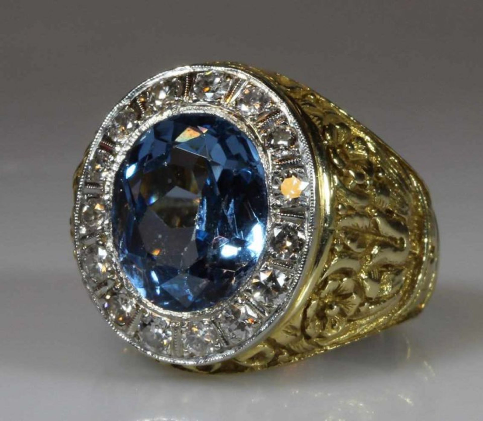 Ring, GG 750, 1 hellblauer synthetischer Spinell, 16 Diamanten zus. ca. 0.60 ct., etwa w-tcr/vs-