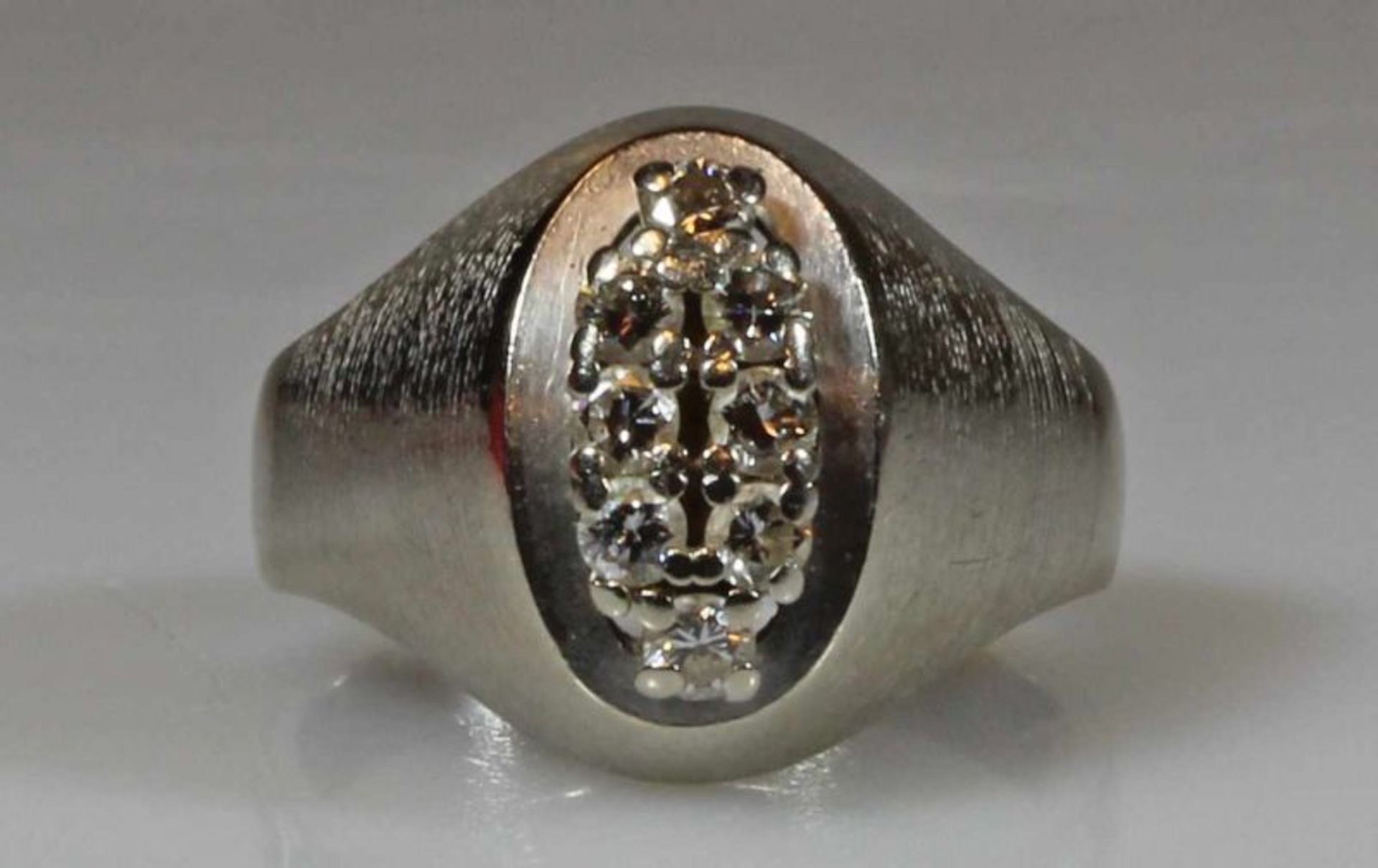 Ring, WG 585, 8 Brillanten zus. ca. 0.50 ct., 6 g, RM 17 20.00 % buyer's premium on the hammer price