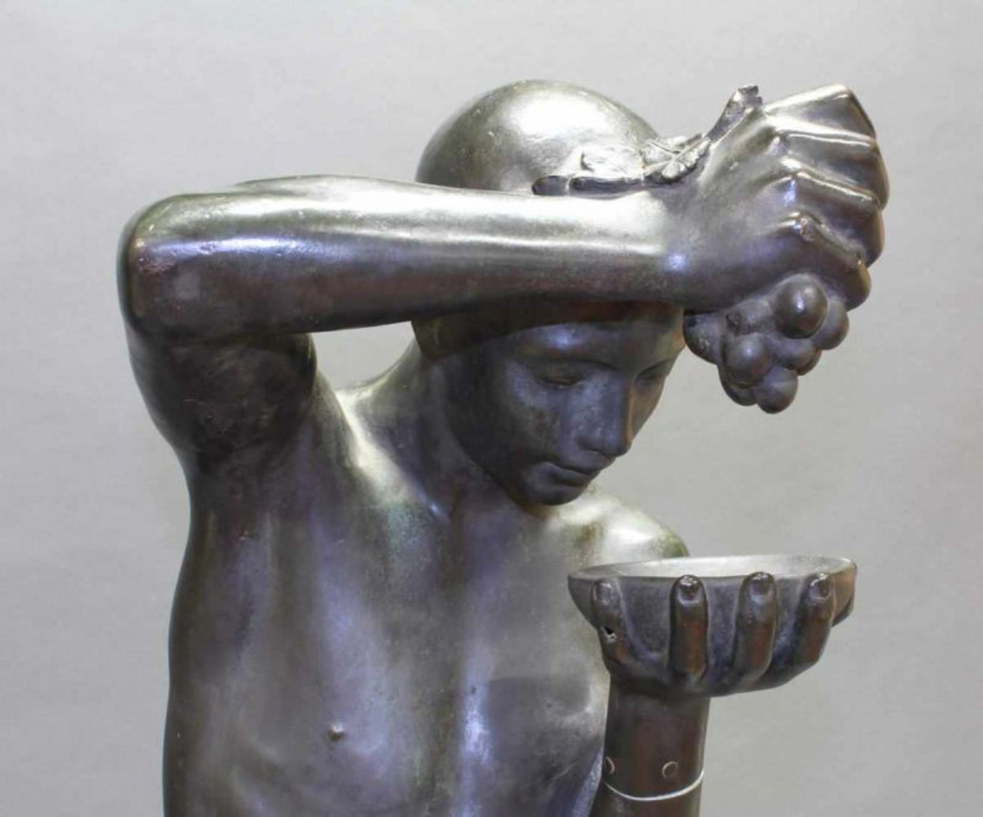 Bronze, dunkel patiniert, "Stehender Jüngling mit Traube und Schale", auf dem Sockel monogrammiert - Image 2 of 9