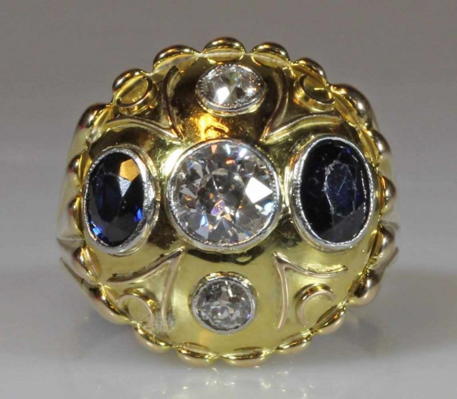 Ring, GG 585, 1 Altschliff-Diamant ca. 0.85 ct., etwa w/vs, 2 Altschliff-Diamanten zus. ca. 0.30