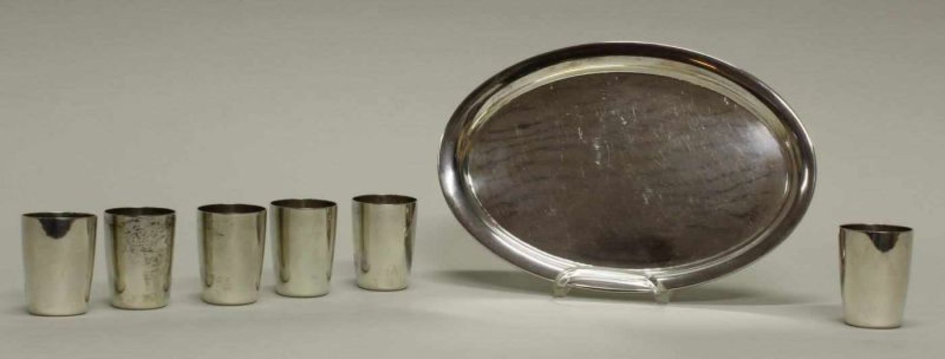 6 Schnapsbecher mit Tablett, Silber 835, deutsch, glatt, 4.5 cm hoch, 19 x 13 cm, zus. ca. 237 g