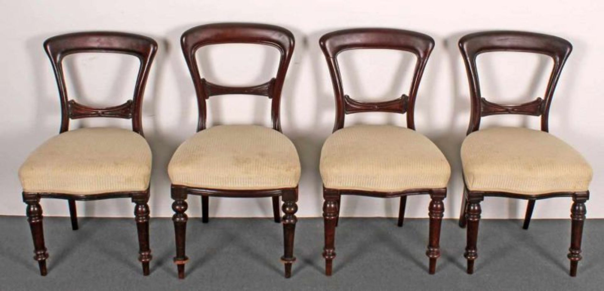 4 Stühle, England, 19. Jh., Mahagoni, Sitzpolster, restaurierungsbedürftig, Bezug fleckig 20.00 %
