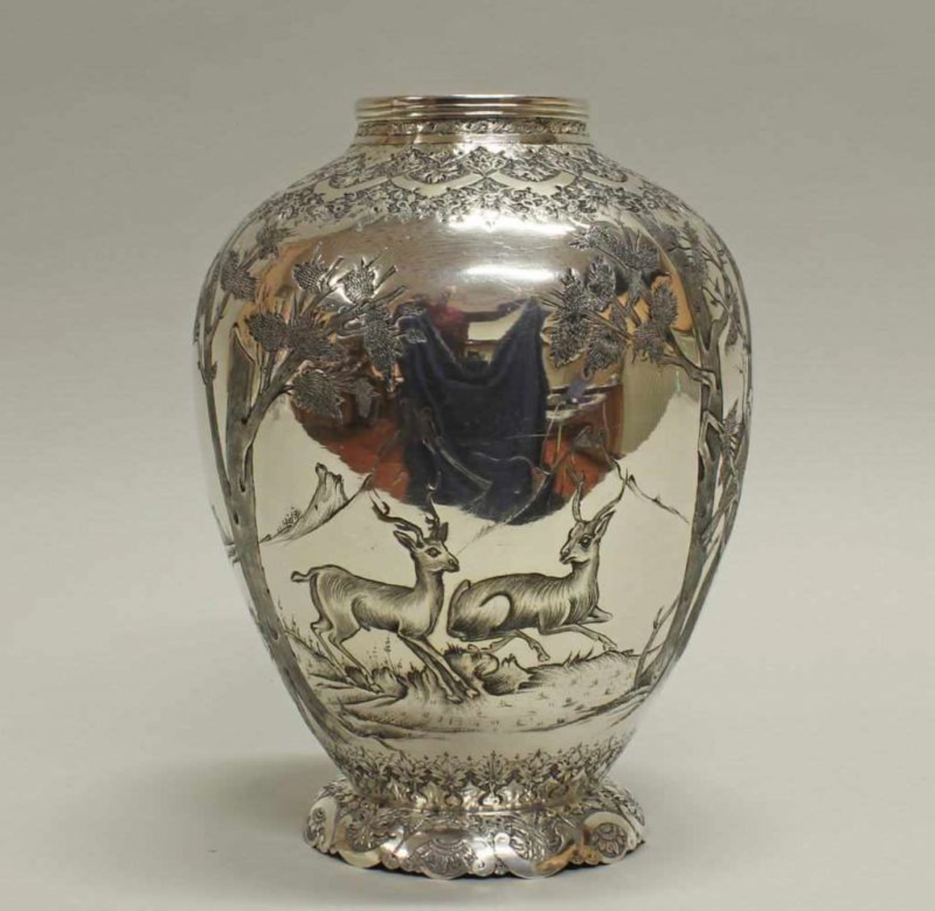 Balustervase, Silber, Südostasien, 20. Jh., ungemarkt, verziert mit Falken und Hirschen in