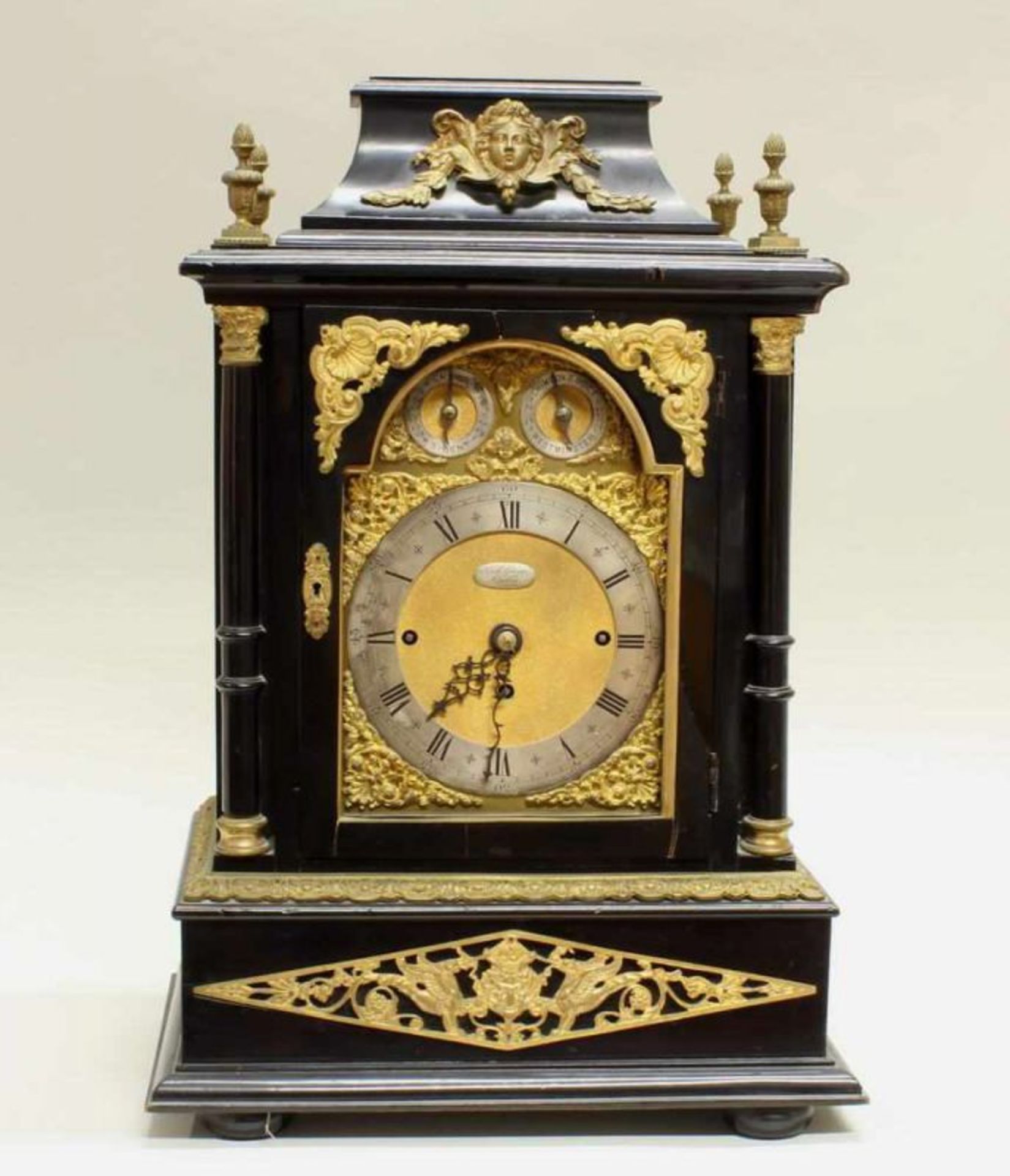 Stockuhr, London, um 1860, schwarzes Holzgehäuse, vergoldete Bronzeapplikationen, Zifferring mit