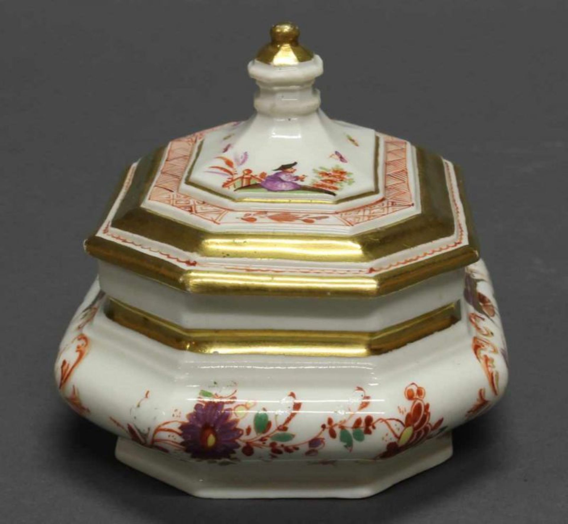 Zuckerdose, Meissen, K.P.M. Schwertermarke, um 1724, Goldziffern 33. (Boden) und 26. ( - Image 3 of 6