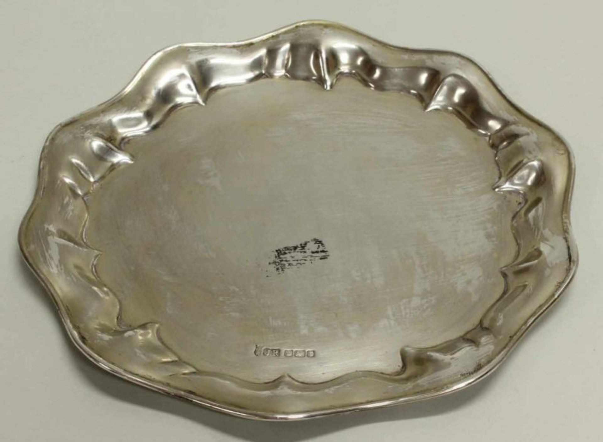 Teller, Silber 925, Sheffield, 1909, Joseph Rodgers & Sons, ø 21.3 cm, ca. 259 g 20.00 % buyer's