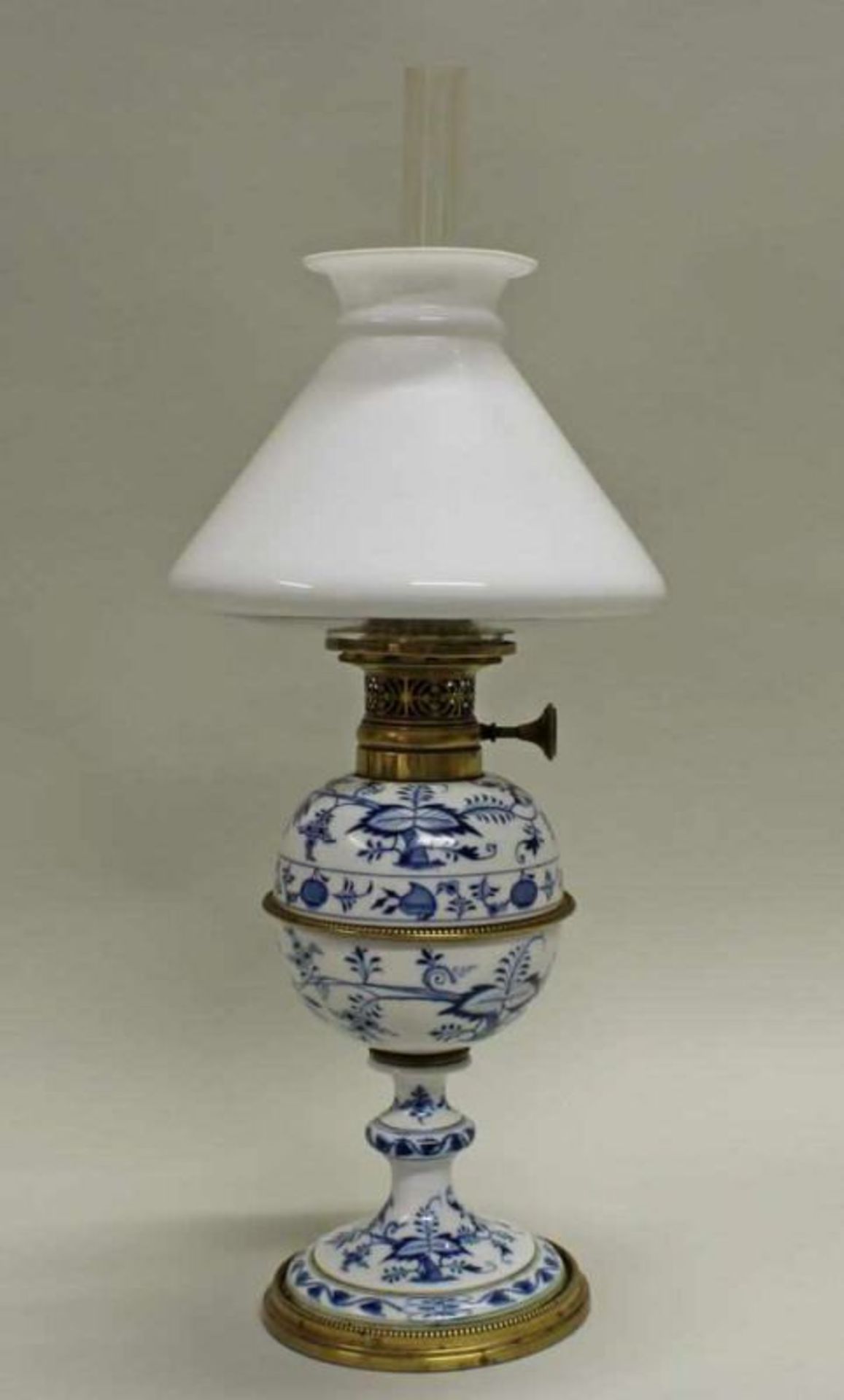 Petroleumlampe, Meissen, Schwertermarke, um 1885, Zwiebelmuster, kugeliger Schaft, mit