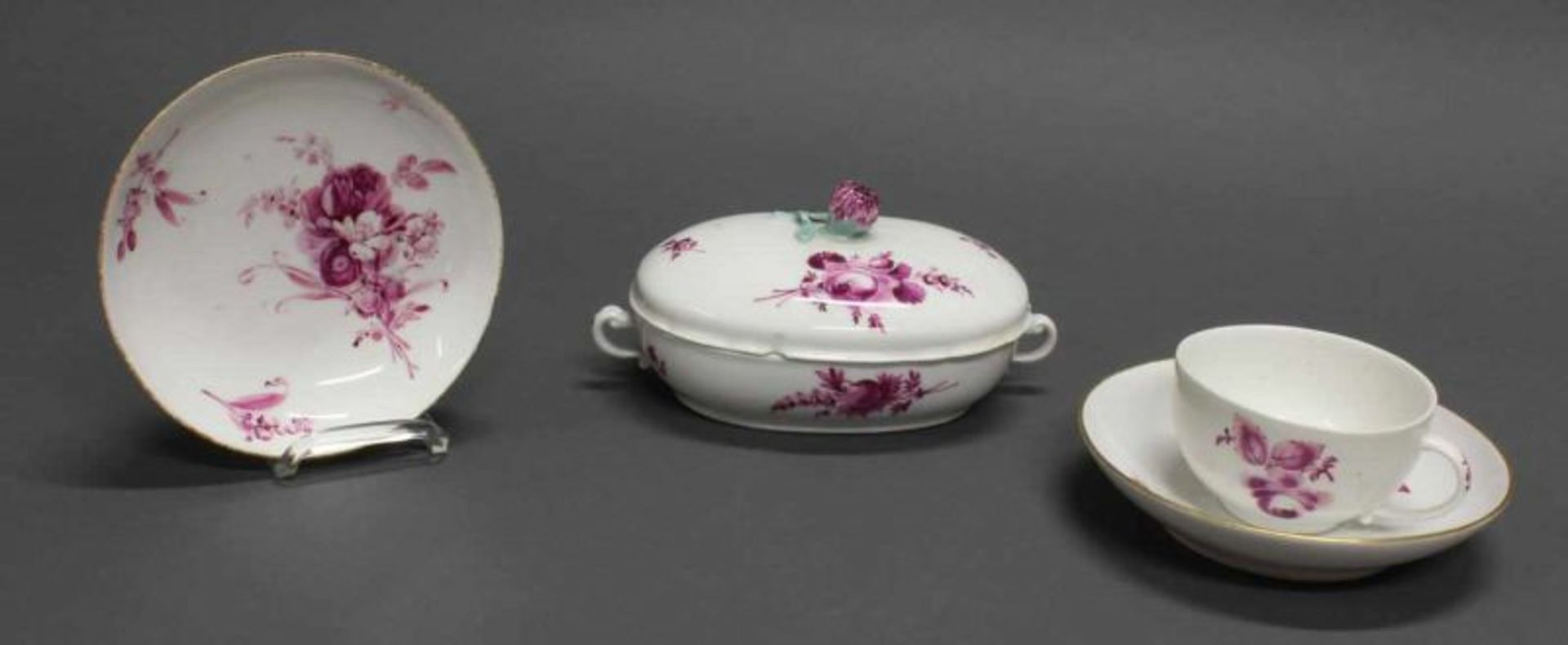 Tasse, 2 Untertassen, Deckeldose, Meissen, Schwertermarke, um 1770-1817, purpurfarbene