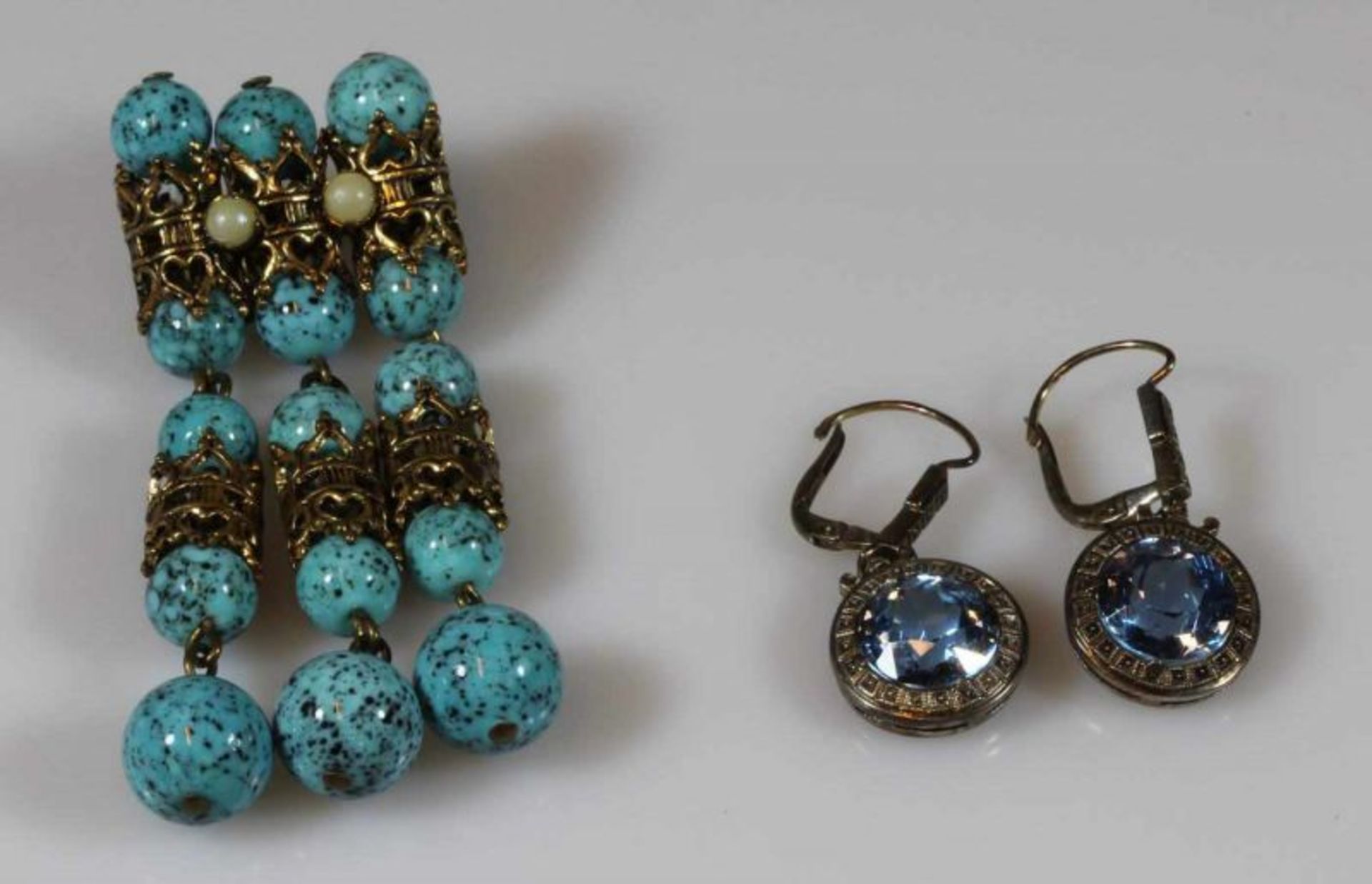 Brosche, um 1900, Türkiskugeln, Perlchen; Paar Ohrgehänge, um 1900, Silber, blaue Farbsteine 20.00 %