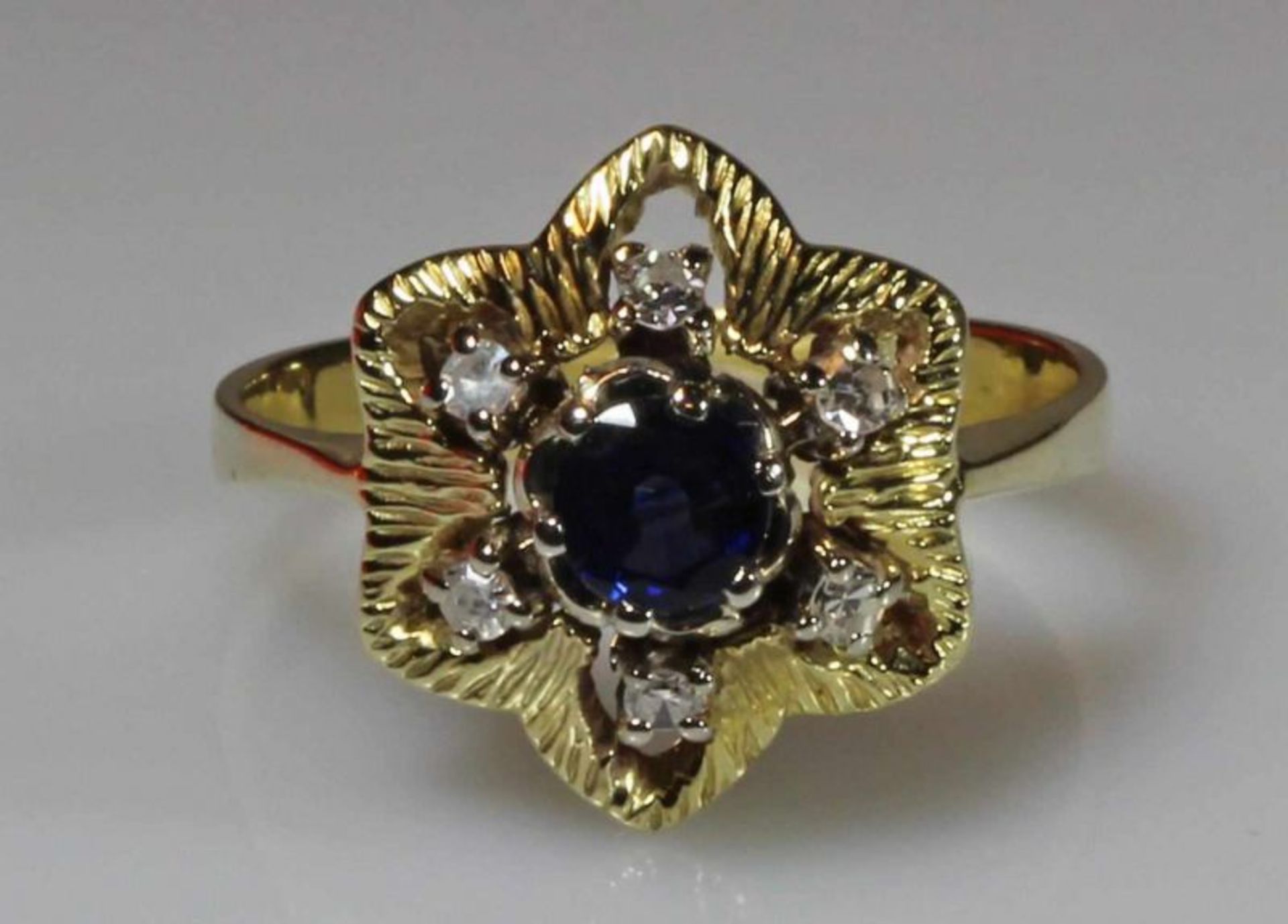 Ring, GG 585, 1 runder facettierter Saphir, 6 Diamanten, 4.7 g, RM 19 20.00 % buyer's premium on the