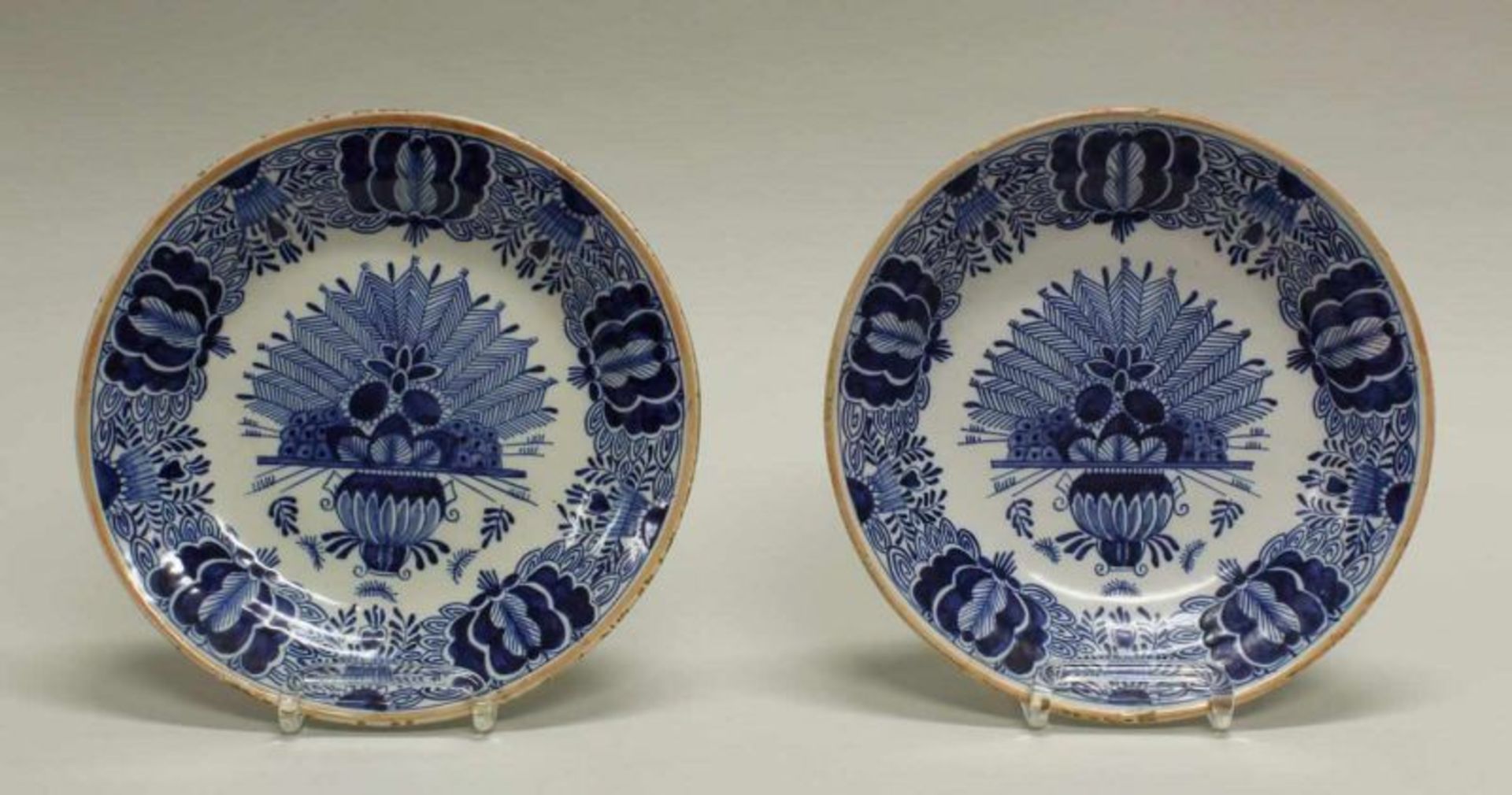 Paar Pfauenteller, Delft, 19. Jh., De Porceleyne Claeuw, Fayence, Blaudekor, Bodenmarke, ø 23 cm