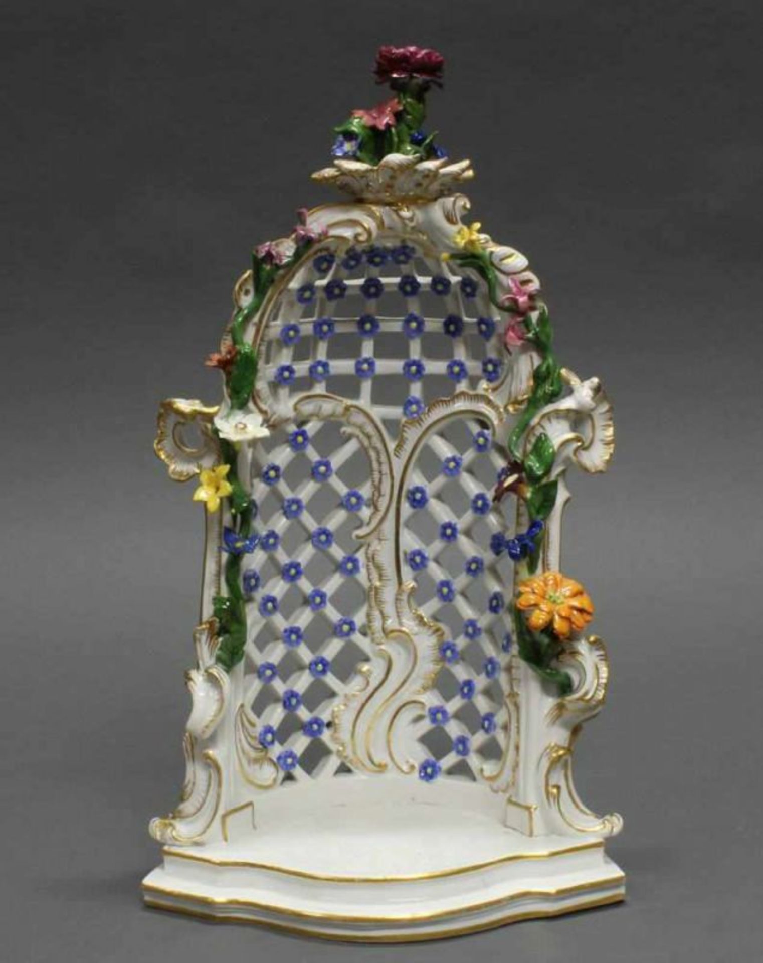 Porzellanlaube, Meissen, Schwertermarke, 1774-1817, polychrom und goldstaffiert, Gitterwerk, mit