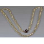 Perlenkette, 115 Akoya-Zuchtperlen ø ca. 7 mm, Schließe WG 585, 1 Diamant, 6 kleine facettierte