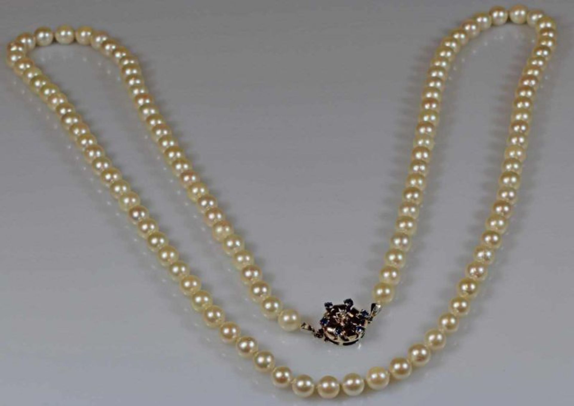 Perlenkette, 115 Akoya-Zuchtperlen ø ca. 7 mm, Schließe WG 585, 1 Diamant, 6 kleine facettierte