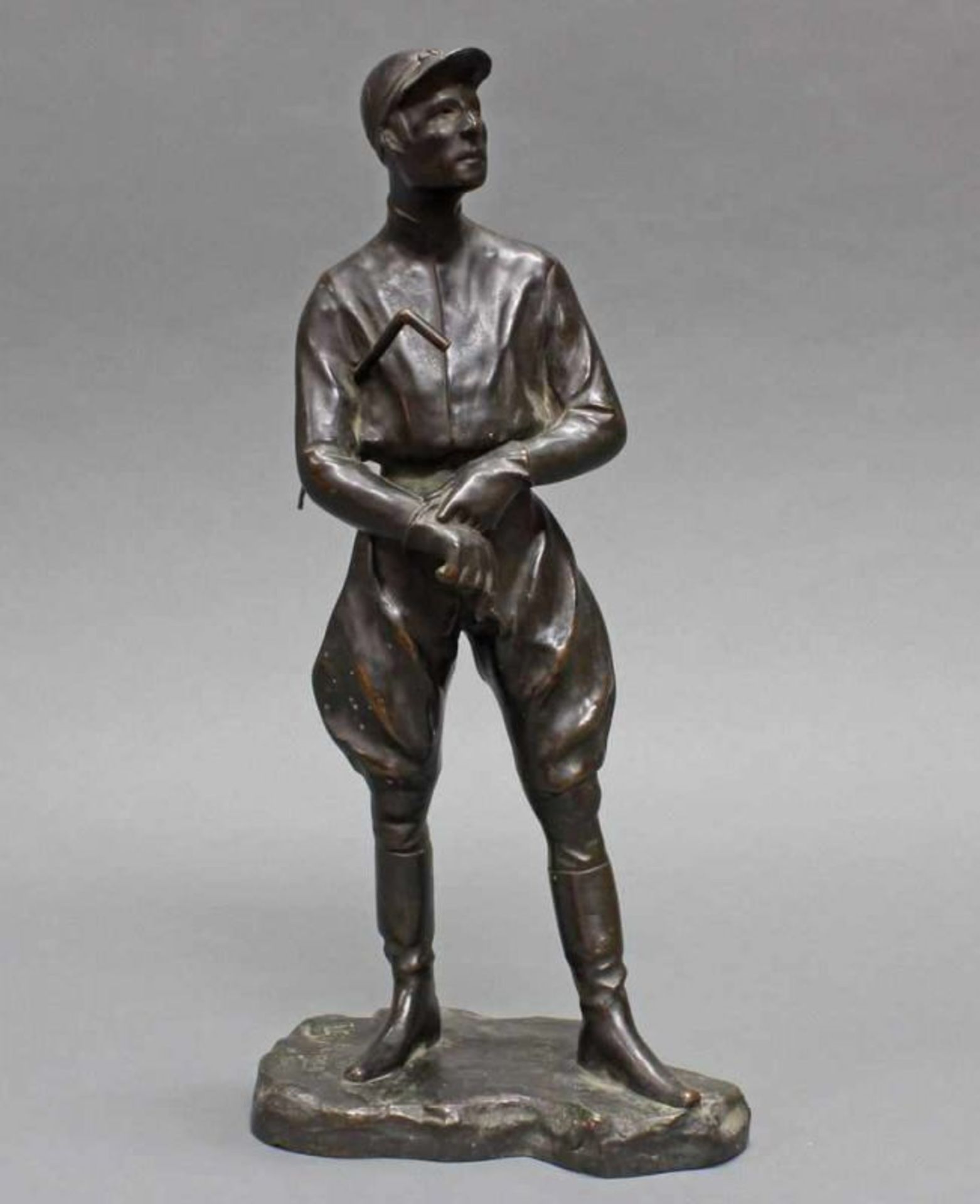 Bronze, dunkelbraun patiniert, "Jockey", auf der Plinthe bezeichnet V. Güttner, Gießerstempel F.