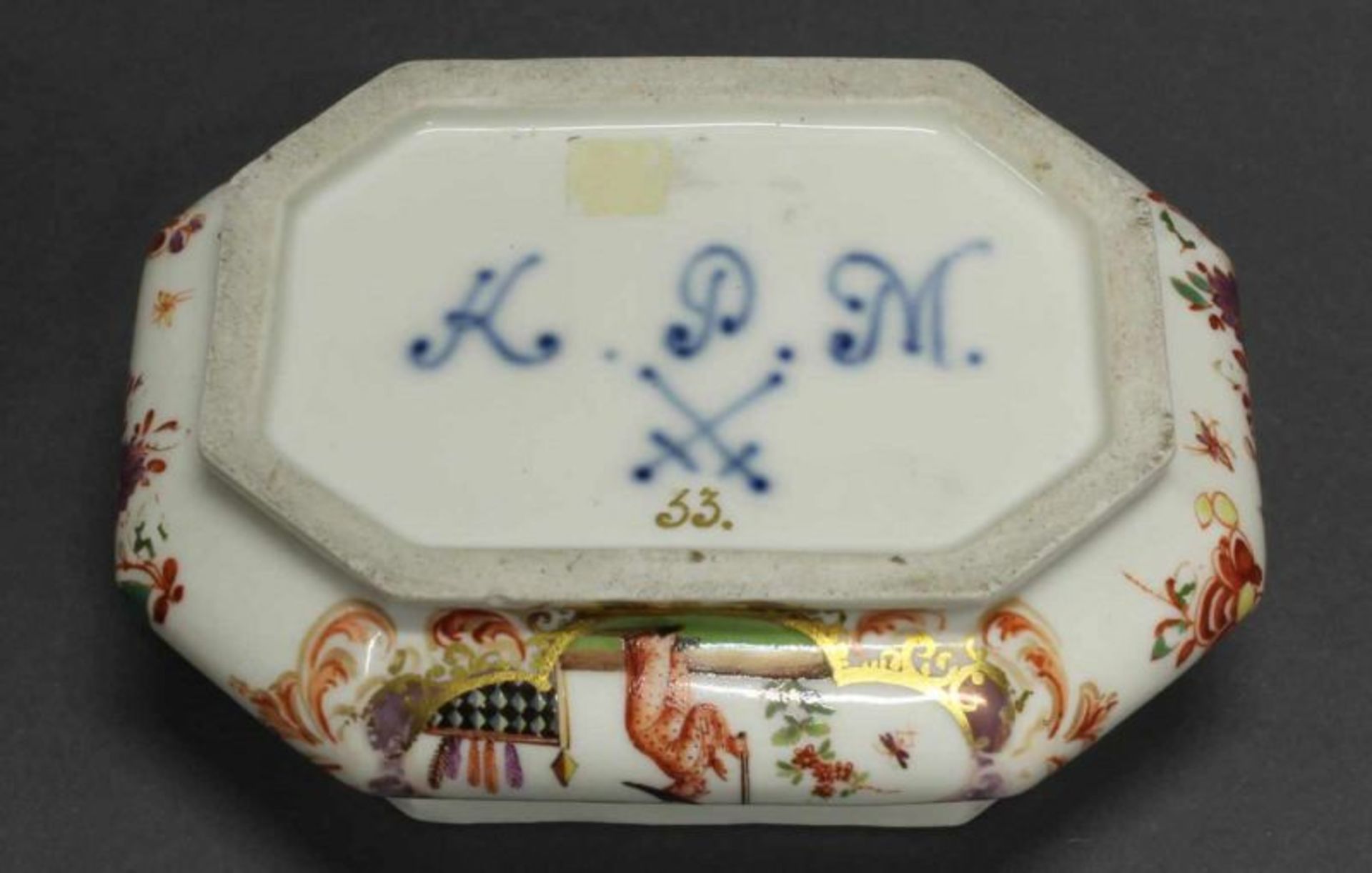 Zuckerdose, Meissen, K.P.M. Schwertermarke, um 1724, Goldziffern 33. (Boden) und 26. ( - Image 6 of 6