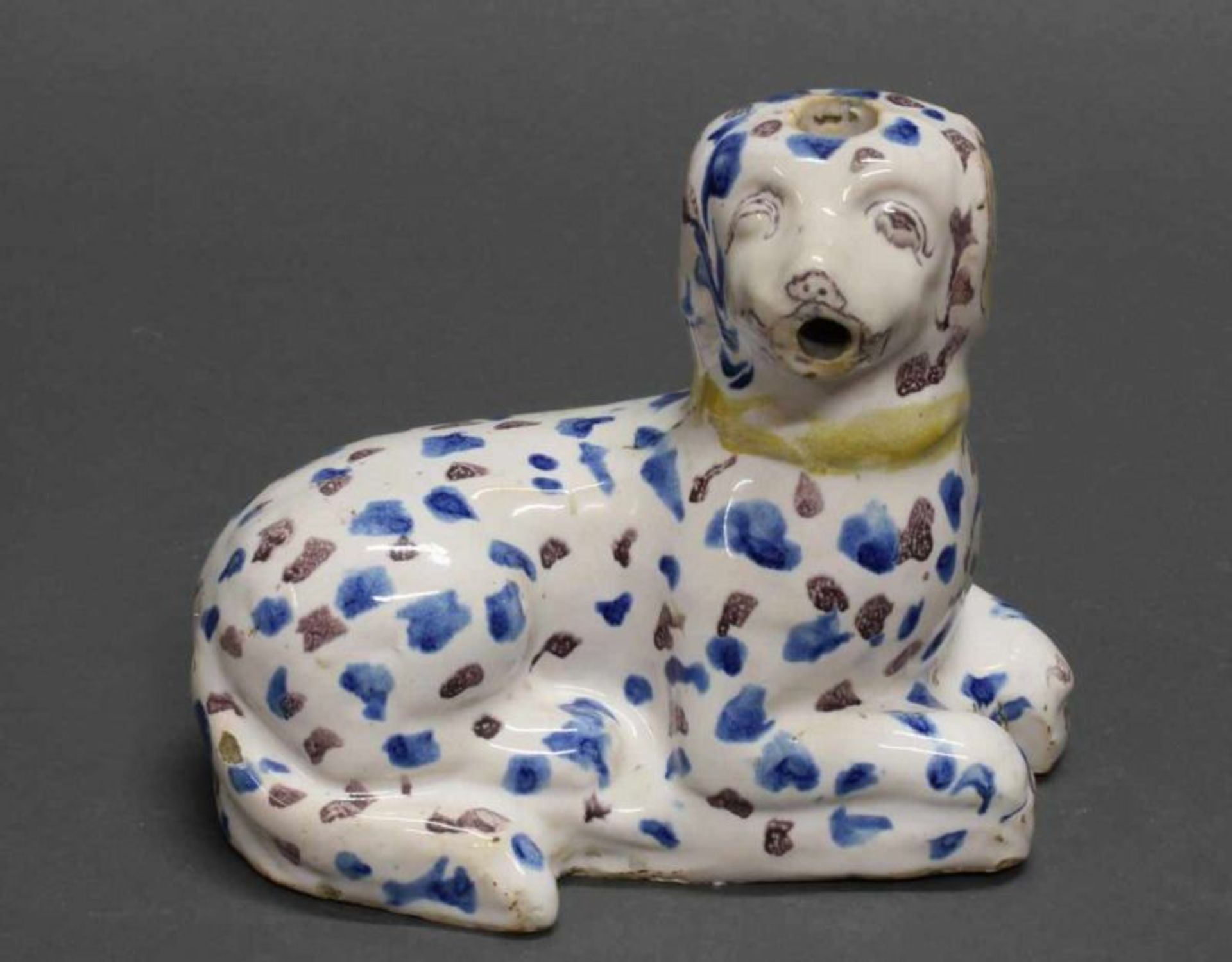 Fayenceflasche, "Liegender Hund", London, um 1700, ungemarkt, in Form eines Hundes, farbig bemalt,