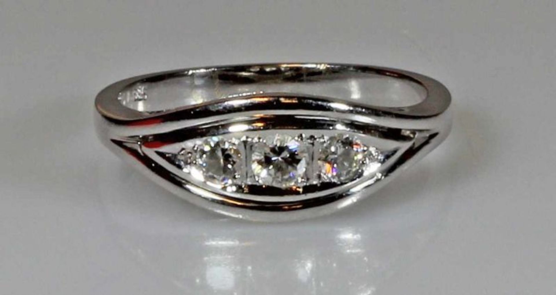 Ring, WG 585, 3 kleine Brillanten, 3 g, RM 17.5 20.00 % buyer's premium on the hammer price 19.