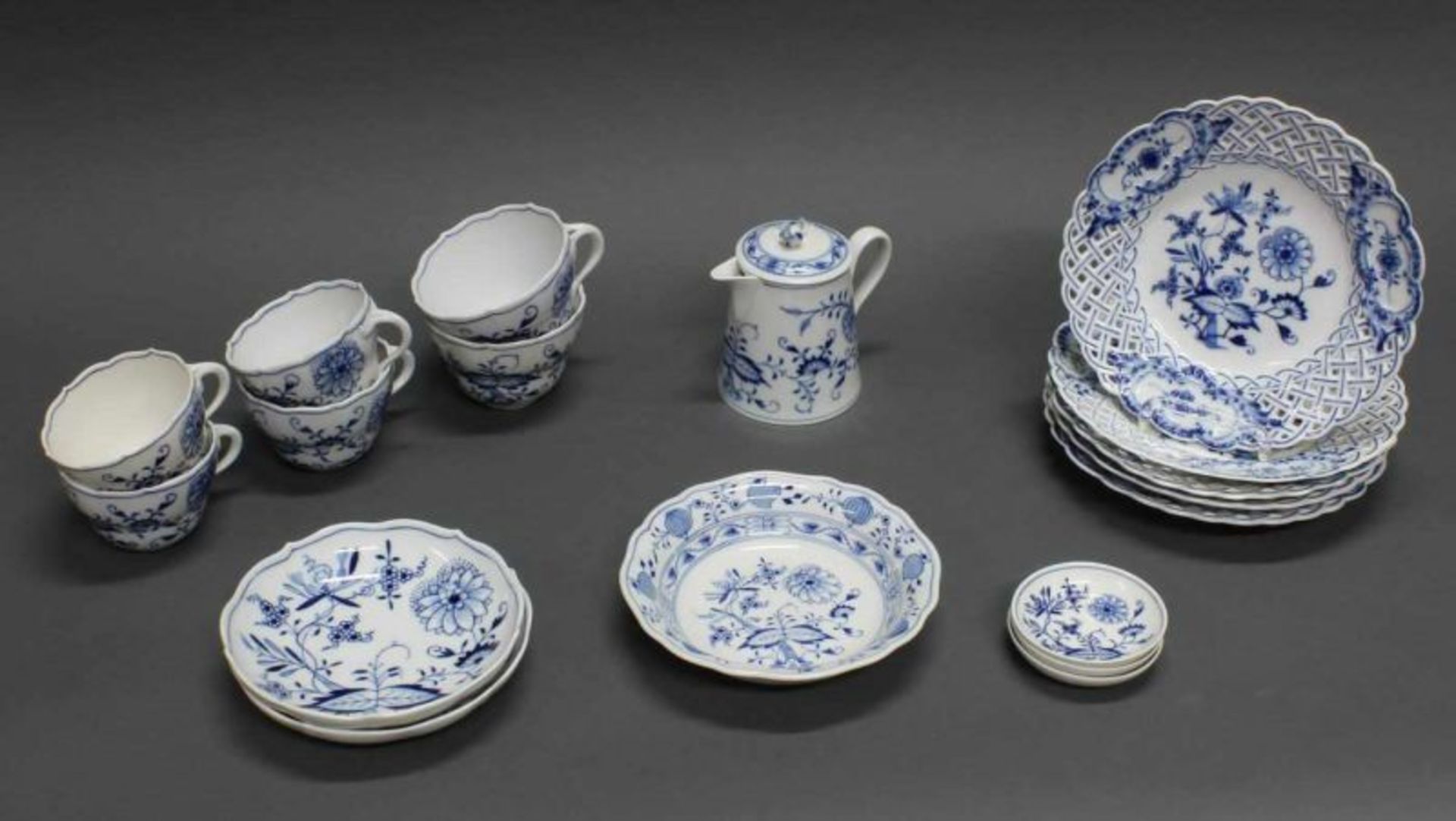 Serviceteile, Meissen, Schwertermarke, 1./2. Wahl, Zwiebelmuster: 5 Durchbruchteller (1850-1924,