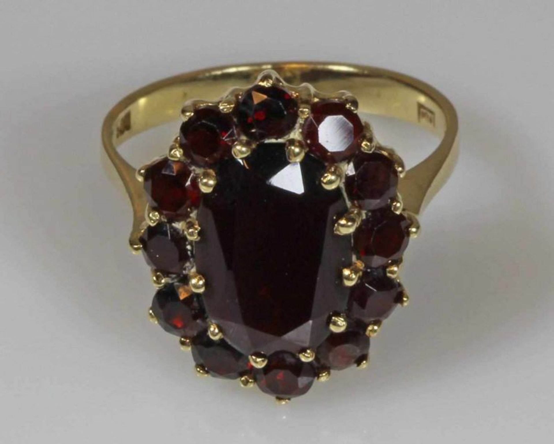 Ring, GG 585, Granat, 5 g, RM 17.5 20.00 % buyer's premium on the hammer price 19.00 % VAT on