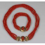 Schmuckset: Collier und Armband, Koralle, je vierreihig, Schließen GG 585, Korall-Cabochons, 36 cm