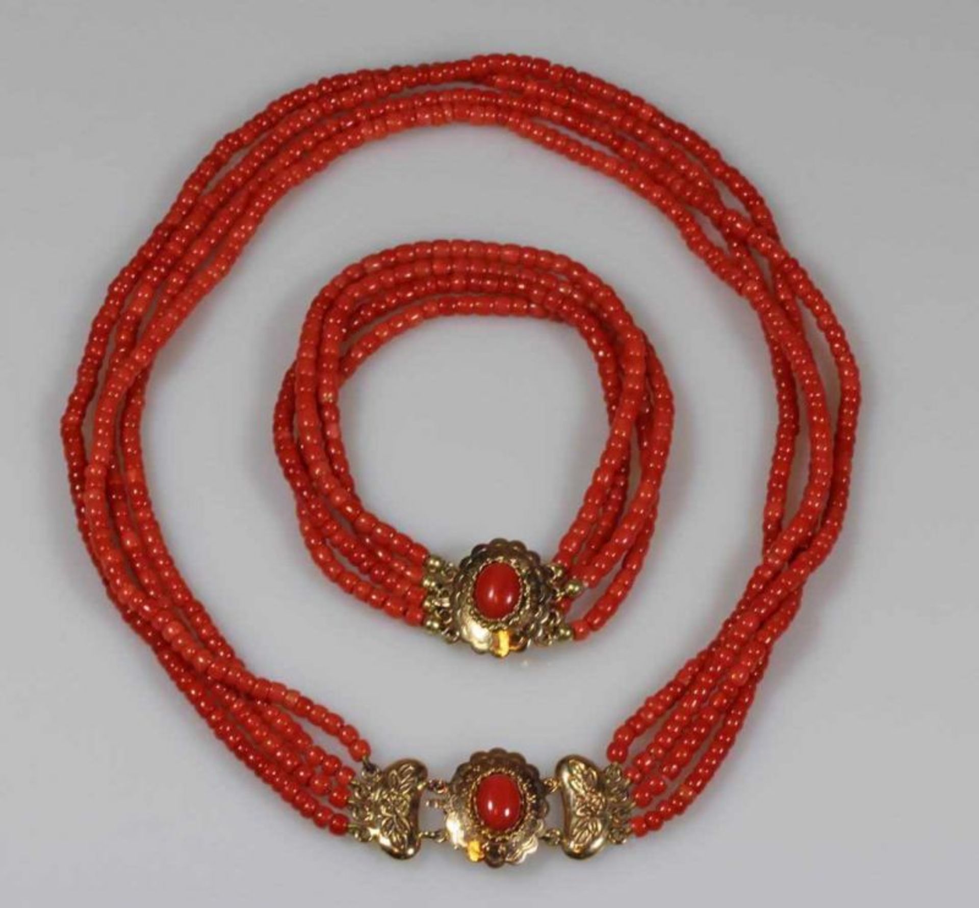 Schmuckset: Collier und Armband, Koralle, je vierreihig, Schließen GG 585, Korall-Cabochons, 36 cm