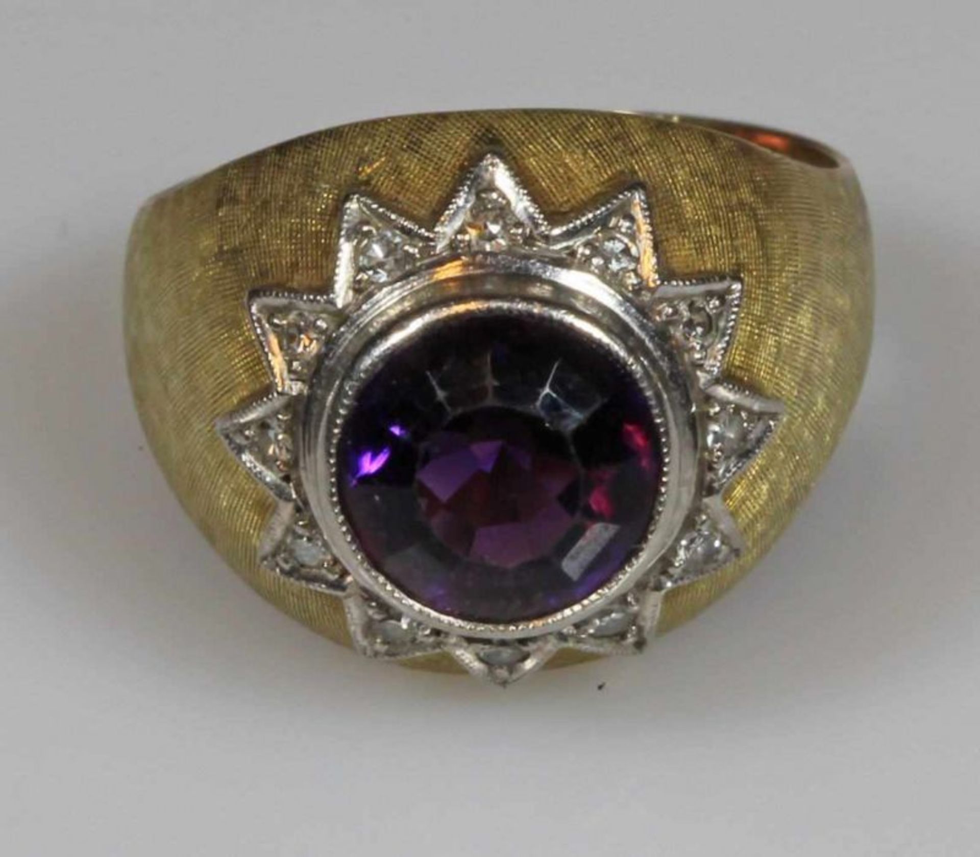 Ring, WG/GG 585, 1 runder facettierter Amethyst, 12 kleine Besatzdiamanten, 7 g, RM 18.5 20.00 %