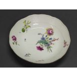 Schale, Meissen, Schwertermarke, um 1750/60, Ozier, bemalt mit farbigen Blumen, braune Randlinie,