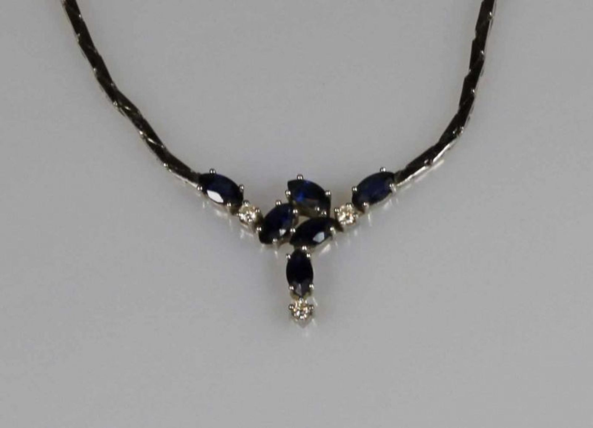 Collier, WG 585, 6 facettierte Saphire, 3 Diamanten, 9 g 20.00 % buyer's premium on the hammer price