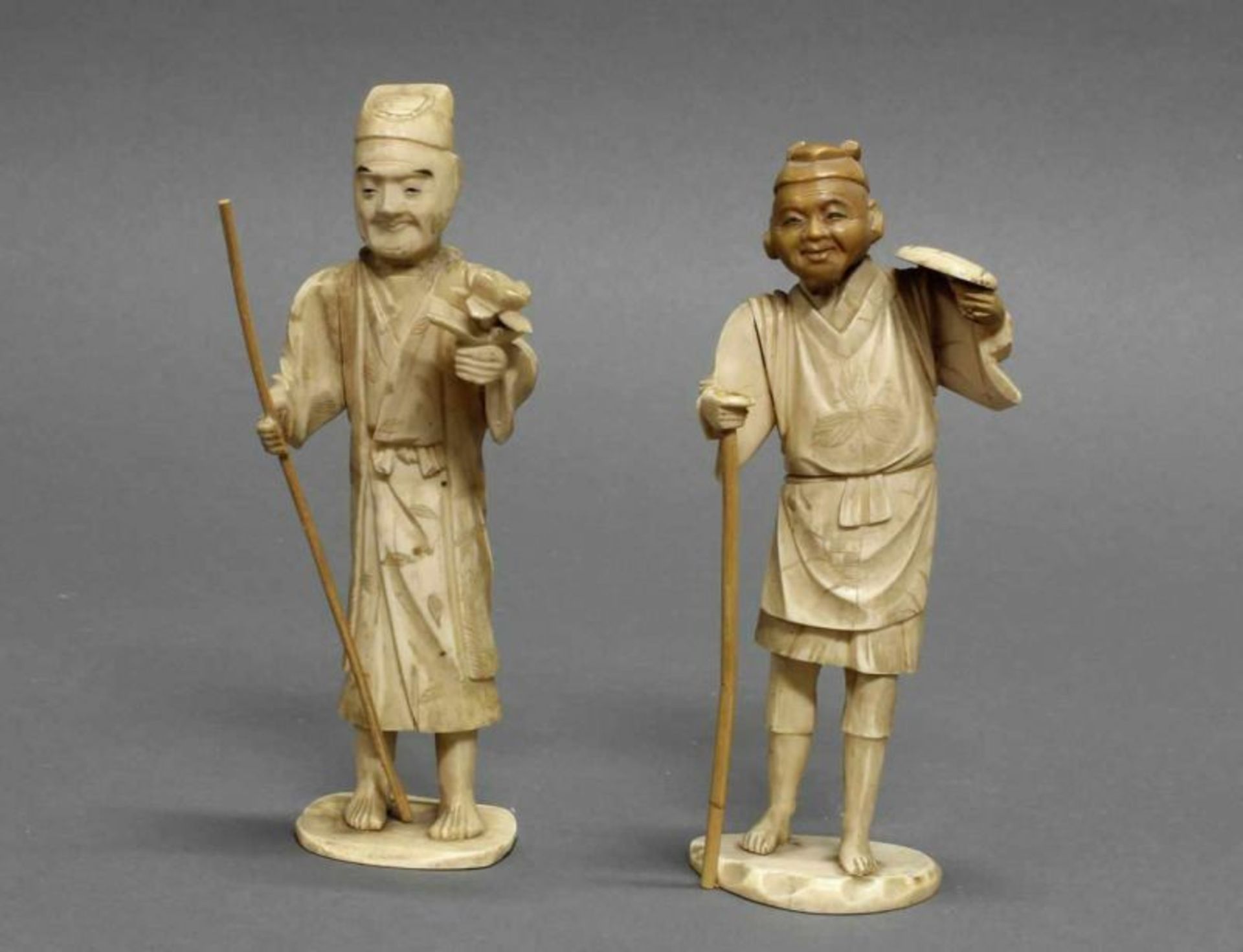 2 Okimono, "Bauern", Japan, um 1900, Bein, geschnitzt, 15.5-16.5 cm hoch, Fehlstellen,