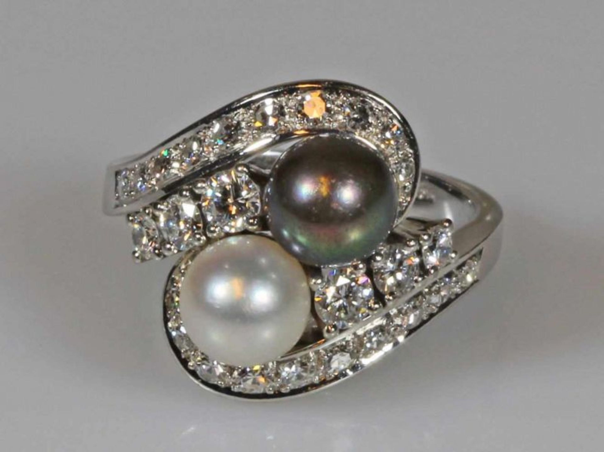 Ring, WG 750, 2 Akoya-Zuchtperlen 6.7 mm bis 6.9 mm, weiß und grau gefärbt, gutes Lüster, 6