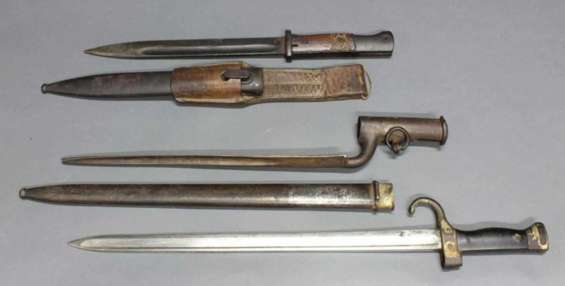 3 Bajonette, je mit Gebrauchsspuren: - K98, deutsch, mit Koppelschuh, 40 cm lang; - Berhier, - Bild 2 aus 2