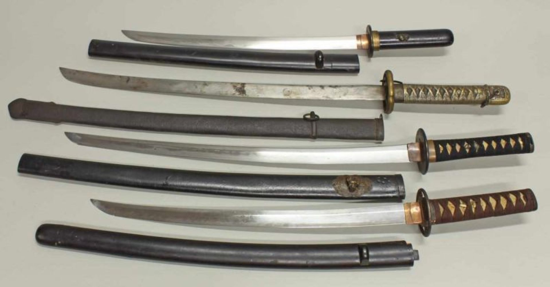 4 Wakizashi, Japan, 19. Jh., verschiedene Ausführungen, je mit Scheide, 60.5-80 cm hoch, starke