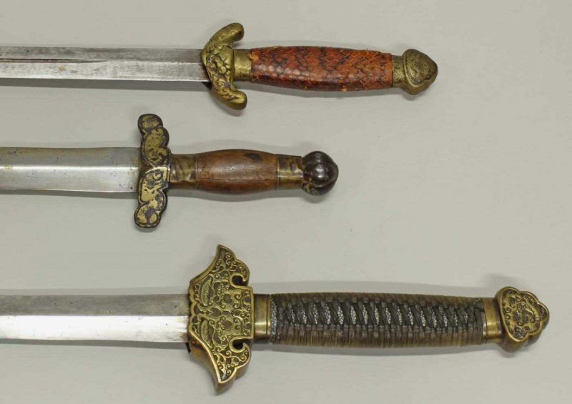 3 Schwerter, China, 19. Jh., diverse Ausführungen, je mit Scheide, Messingbeschläge, 1x Holzgriff, - Bild 3 aus 3