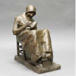 Bronze, "Bei der Handarbeit", sitzende alte Holländerin beim Socken stopfen, auf dem Sockel