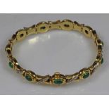 Armband, GG 750, 11 ovale Smaragd-Cabochons zus. ca. 4.50 ct., 33 Brillanten zus. ca. 0.30 ct., 19.5