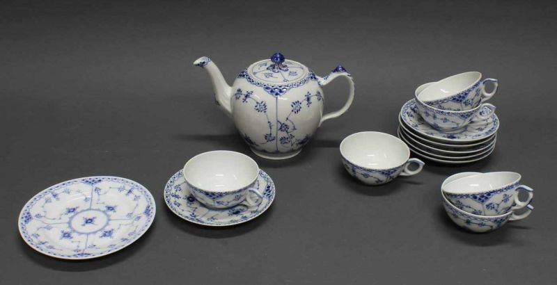 Teekanne, 6 Teetassen, 6 Untertassen, Teller, Royal Kopenhagen, Musselmalet, Halbspitze, 4.8-15.5 cm