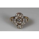 Ring, Art Deco, um 1920/30, GG 585, weiß belötet, 3 Altschliff-Diamanten und Besatzdiamanten zus.