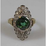 Ring, GG 585, weiß belötet, 1 runder facettierter grüner Turmalin ca. 3.0 ct., 2 Brillanten zus. ca.