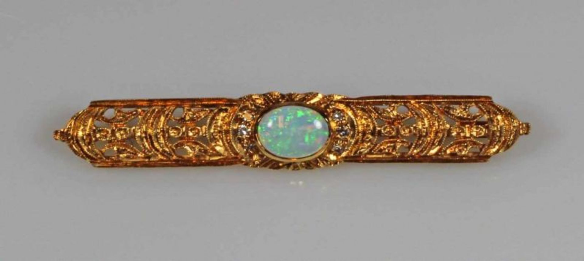 Nadel, GG 585, 1 ovaler Opal, 6 kleine Besatzdiamanten, 4 g 20.00 % buyer's premium on the hammer