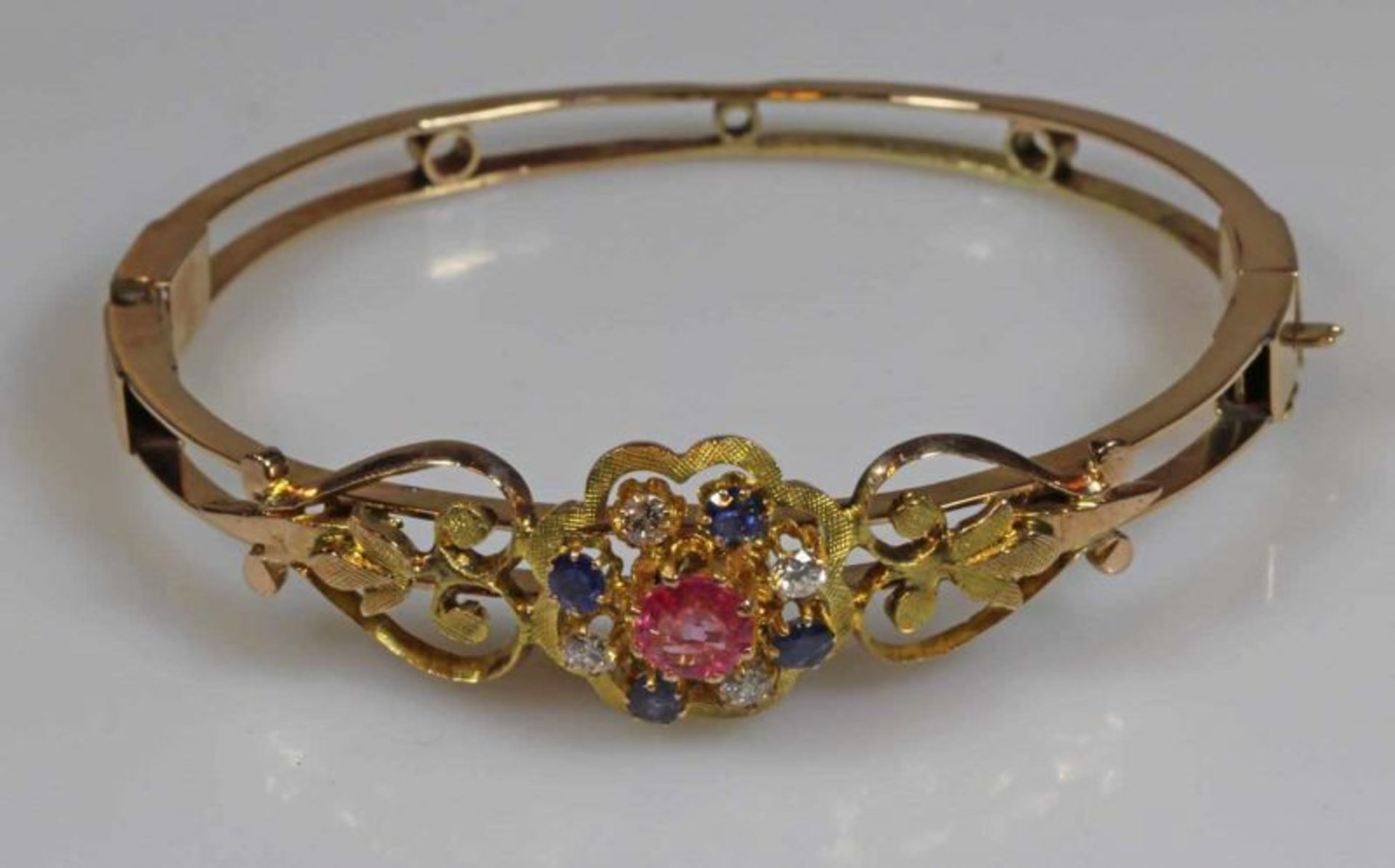 Armreif, um 1900, GG 585, 4 Diamanten, 4 Saphire, 1 facettierter rosa Turmalin, 16 g 20.00 % buyer's