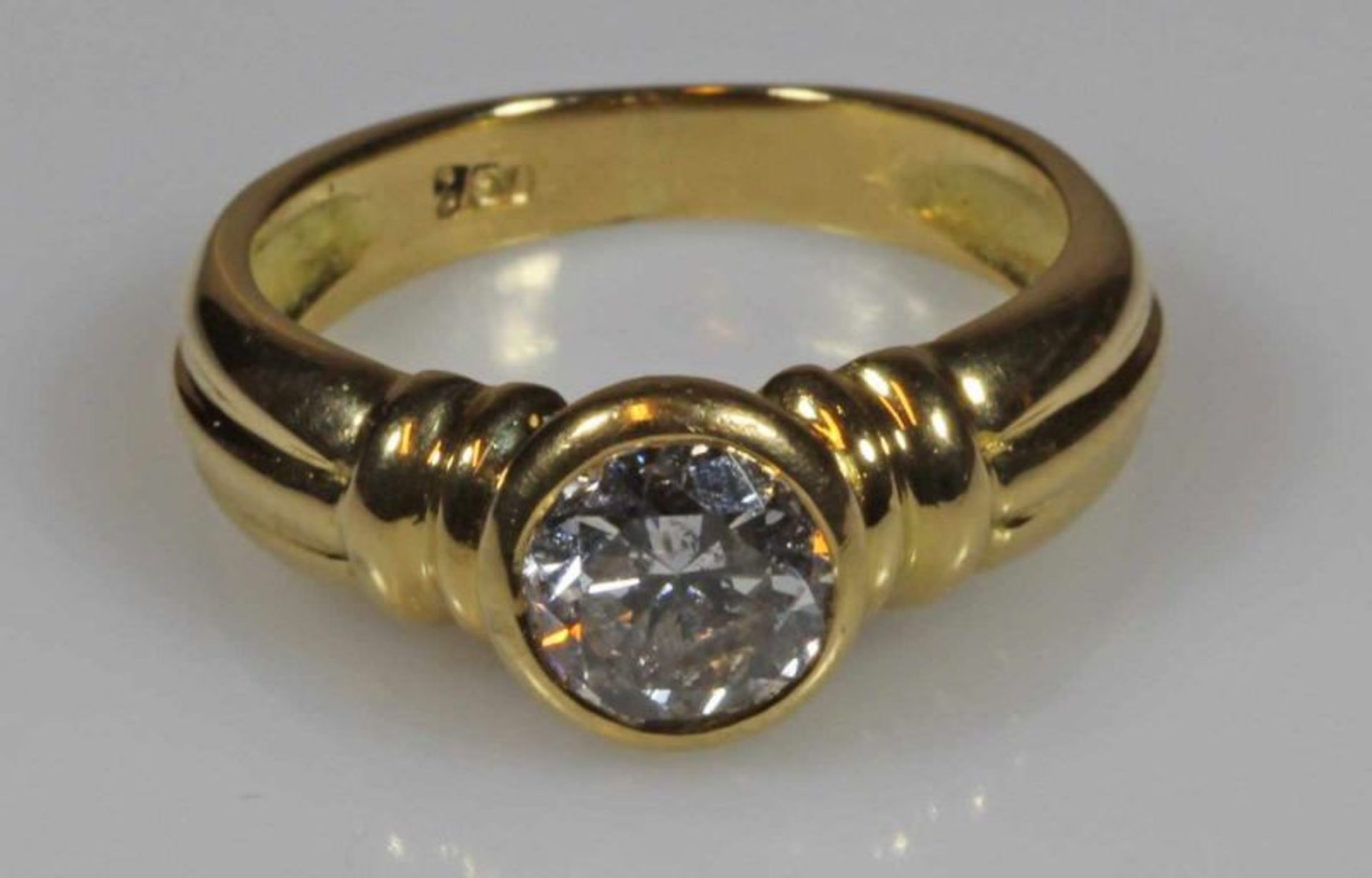 Ring, GG 750, 1 Brillant ca. 1.40 ct., etwa cr2/p1, Goldgewicht 5.6 g, RM 16.5 20.00 % buyer's