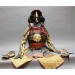 Rüstung (yoroi), Japan, 19. Jh., Eisen, Brokatstoff, u.a., mit Lackierung: Helm (kabuto) mit